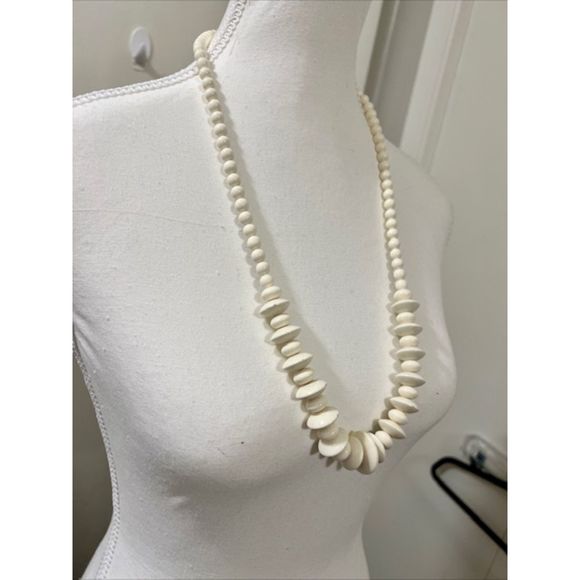 Vintage Ivory Graduated Plastic Bead 28 Inch Long Necklace Screw Clasp - Picture 3 of 9
